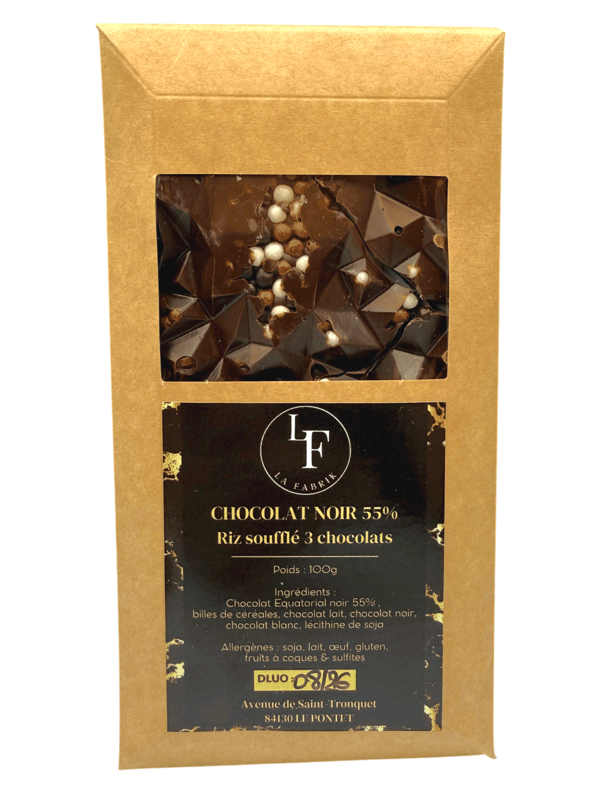 Une tablette de chocolat noir partiellement déballée de son papier doré, avec plusieurs morceaux brisés éparpillés en dessous.