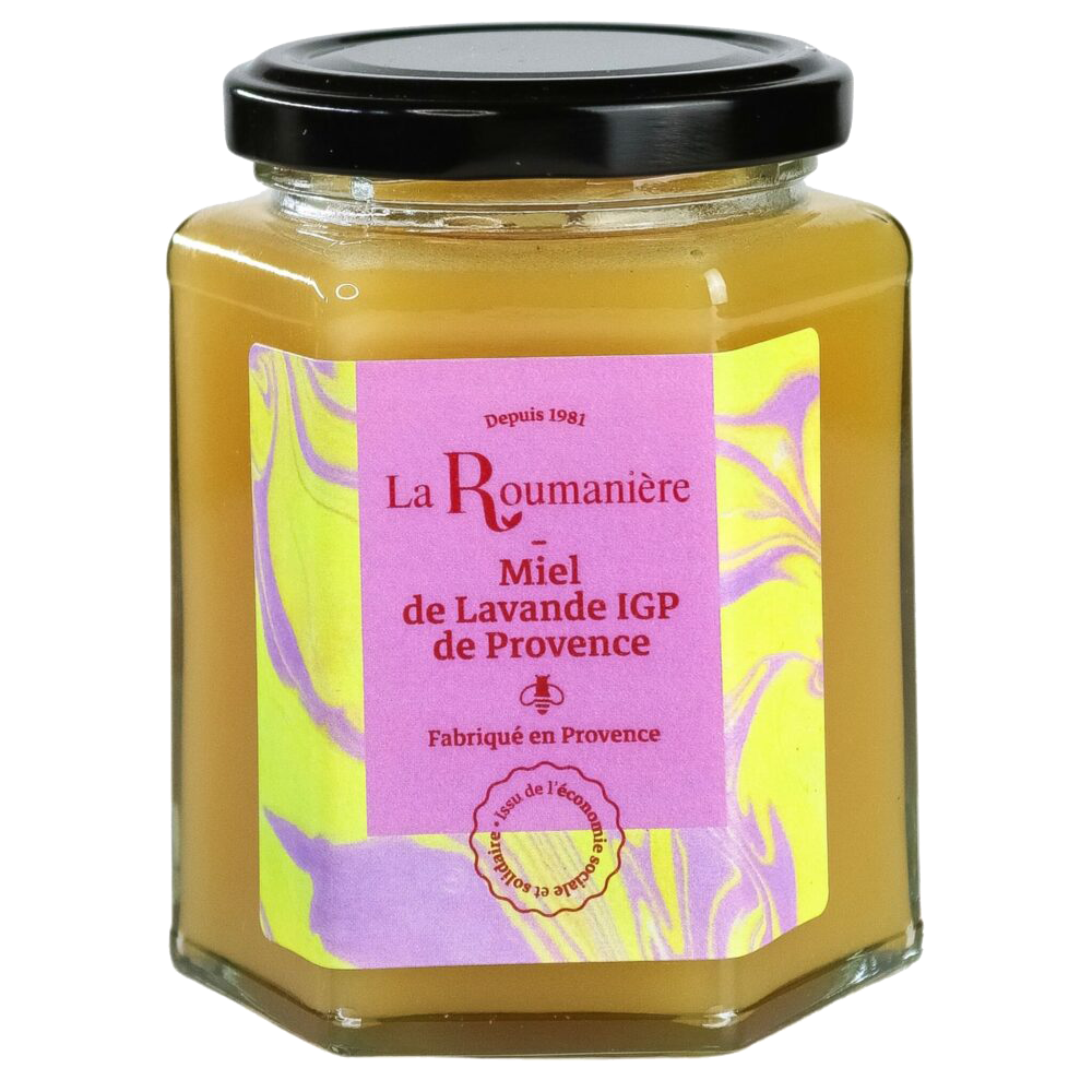 Un pot en verre contenant du miel doré, recouvert de papier blanc et fermé par un ruban de ficelle rustique, sur un fond blanc.