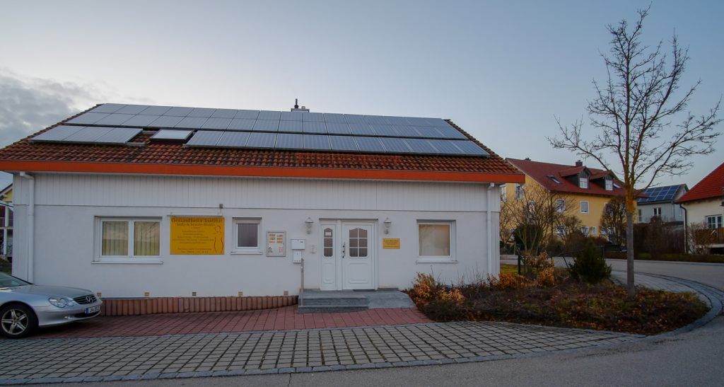 weißes Praxisgebäude von außen