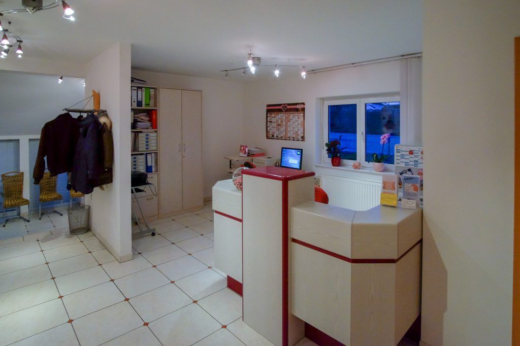 Eingangsbereich mit Rezeption der Praxis Dr. Rösler