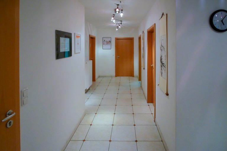 Flur mit Türen der Praxis Dr. Rösler