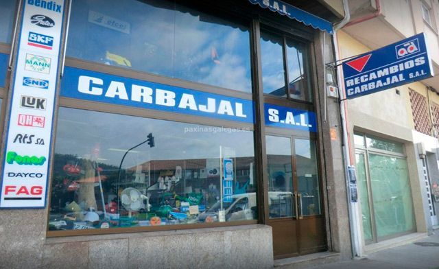 Un escaparate con el nombre 