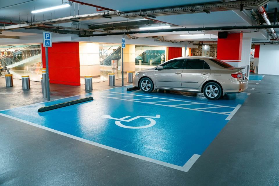 Auto auf Parkplatz für Personen mit eingeschränkter Mobilität