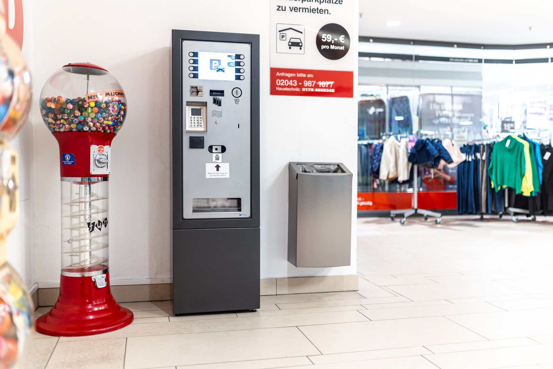 in einem Einkaufszentrum befindet sich ein Münzautomat
