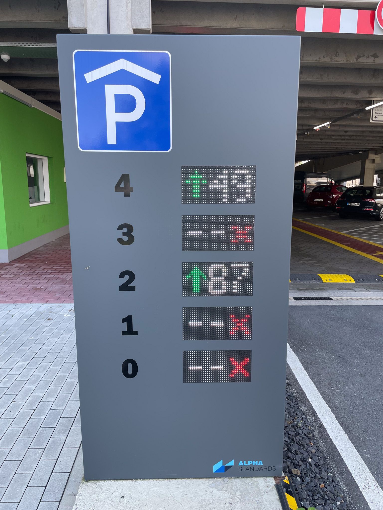 ein Parkplatzschild zeigt die Preise an