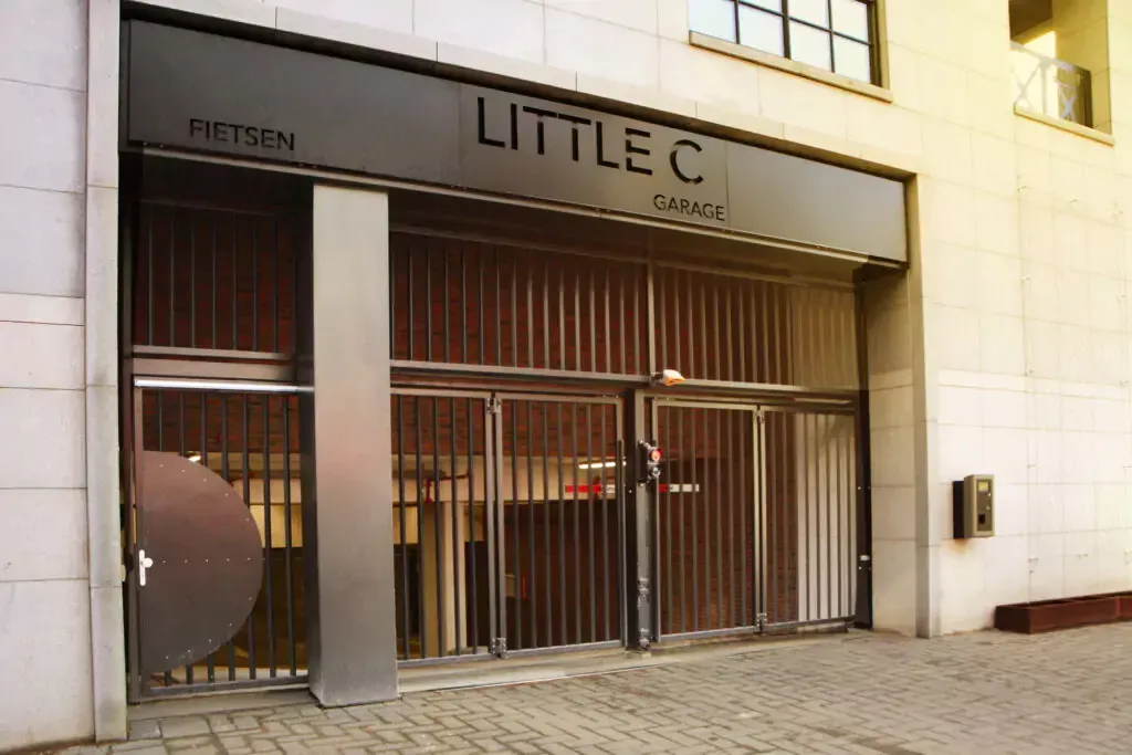 Falttore in einer Tiefgarage