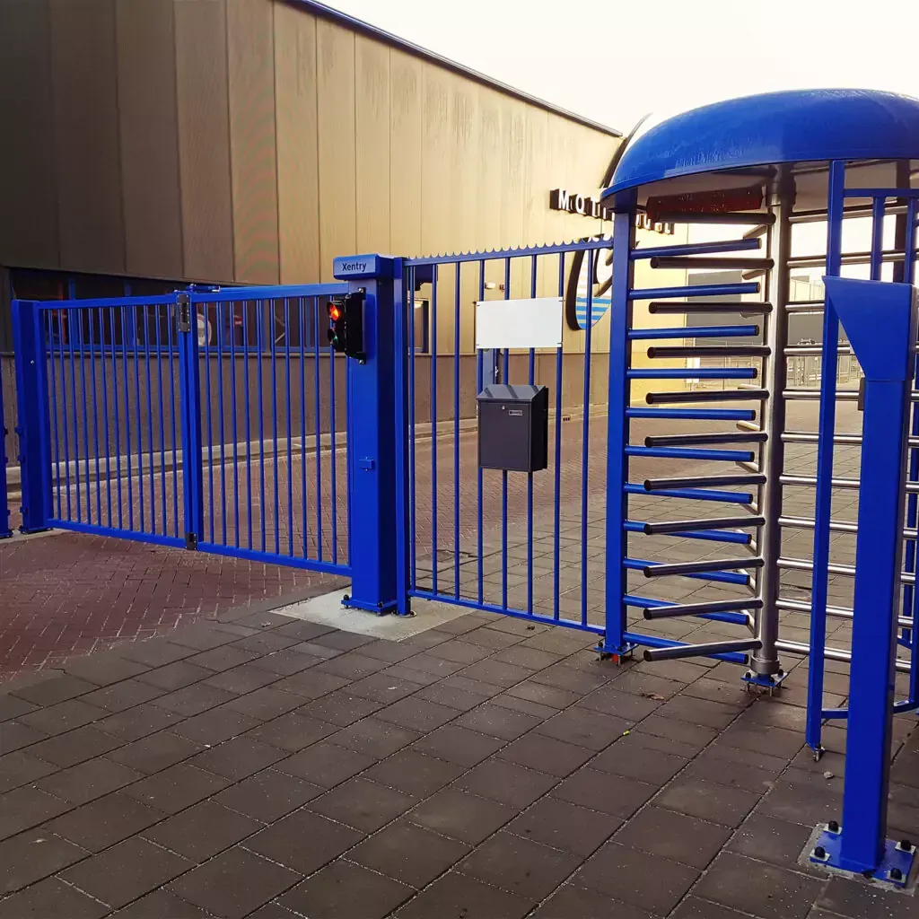 Falttor bei einer Firmenzufahrt