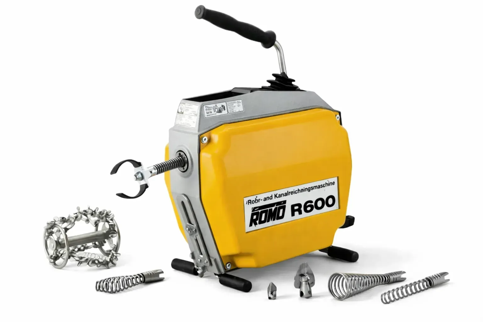 Gelbe und silberne Rohrreinigungsspirale mit verschiedenen Aufsätzen auf weißer Oberfläche.