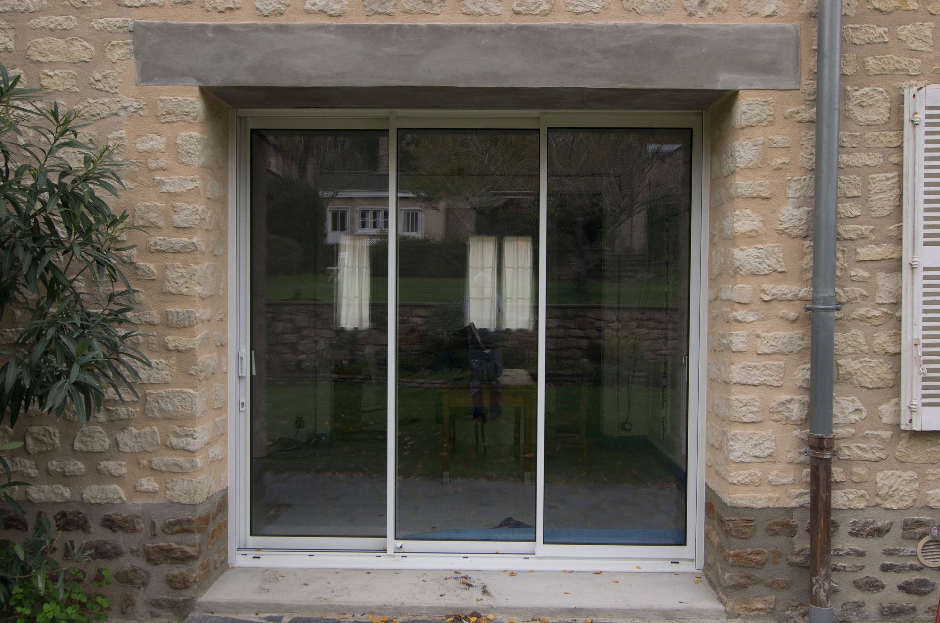 Porte fenêtre agrandie en baie vitrée