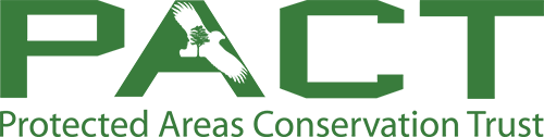El logotipo del fideicomiso de conservación de áreas protegidas es verde y blanco.