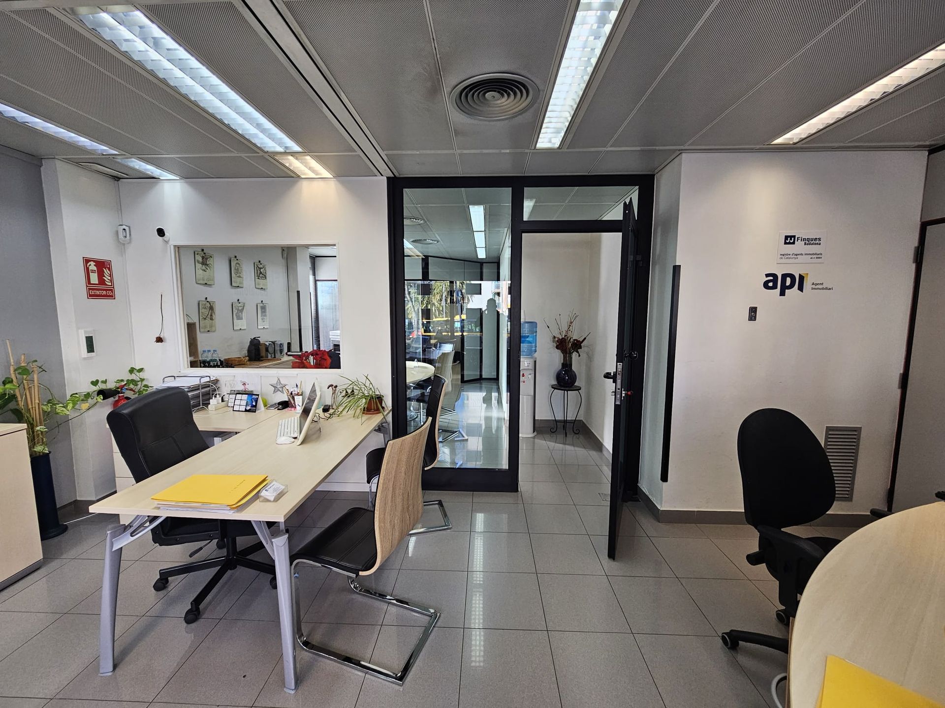 Una oficina con un cartel que dice APL en la pared.