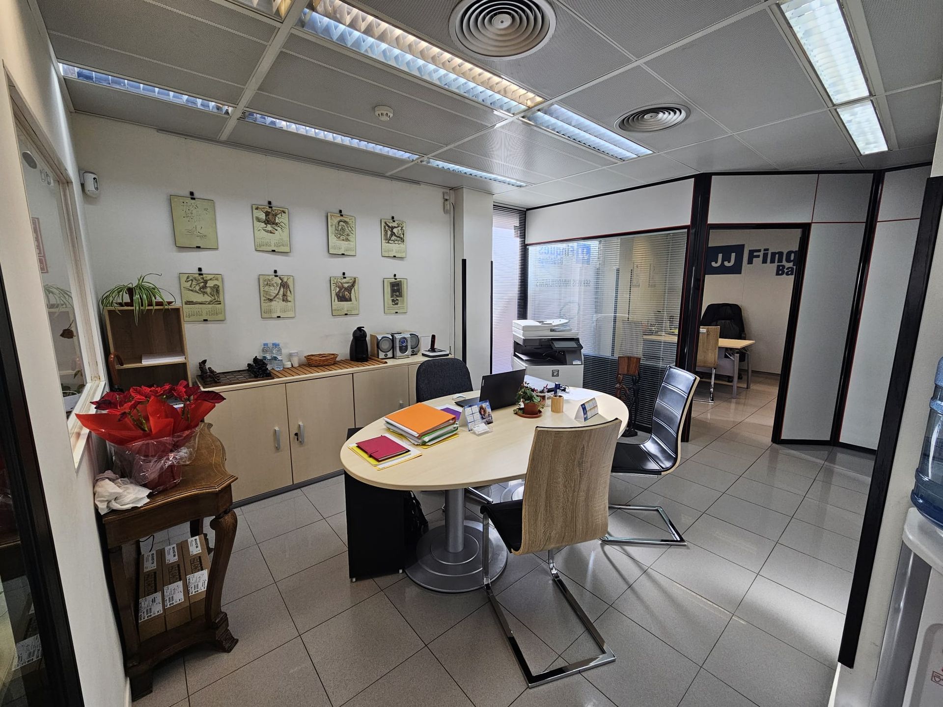 Una habitación con una mesa y sillas.