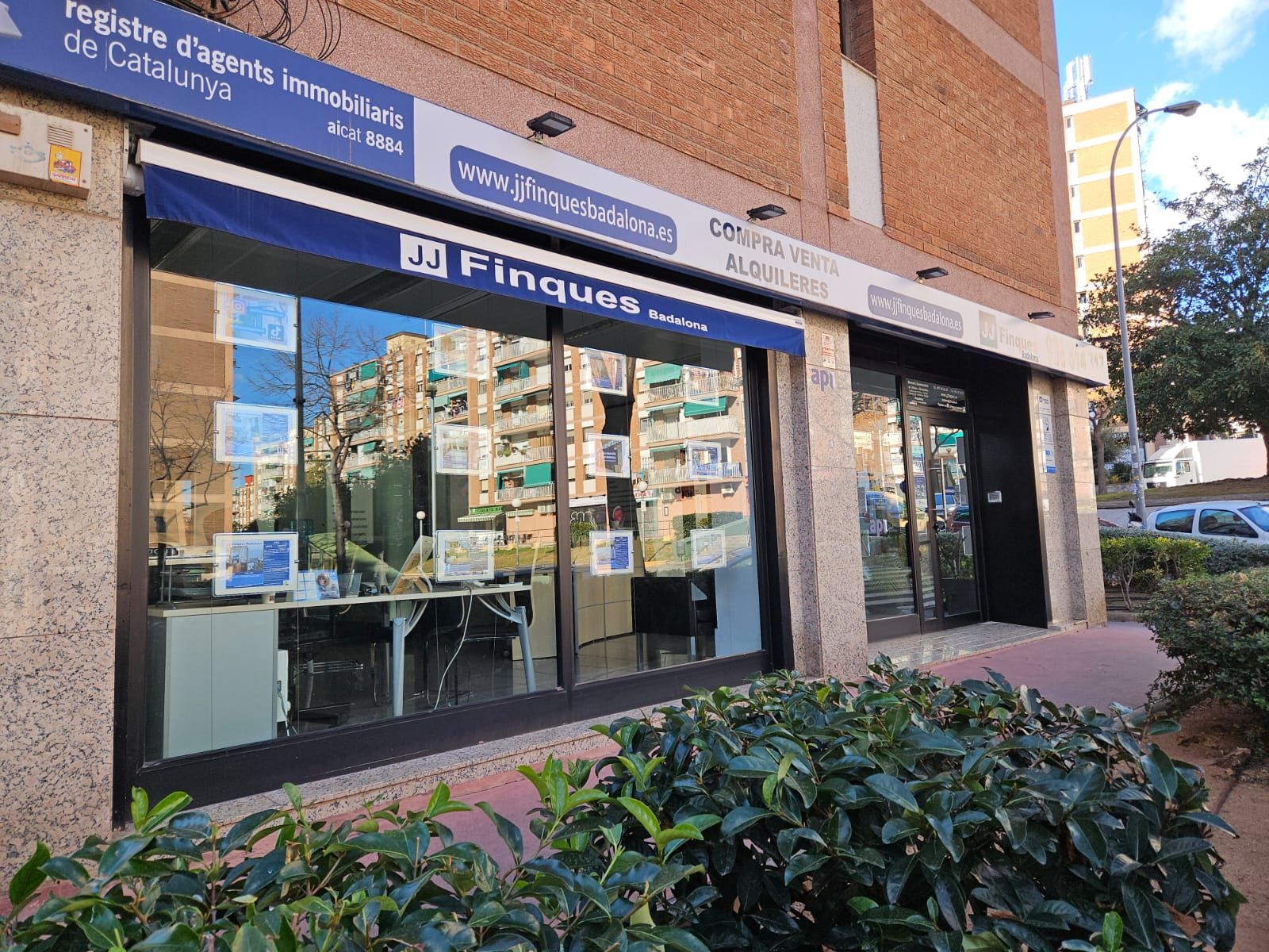 Un edificio con muchas ventanas y un cartel que dice finques