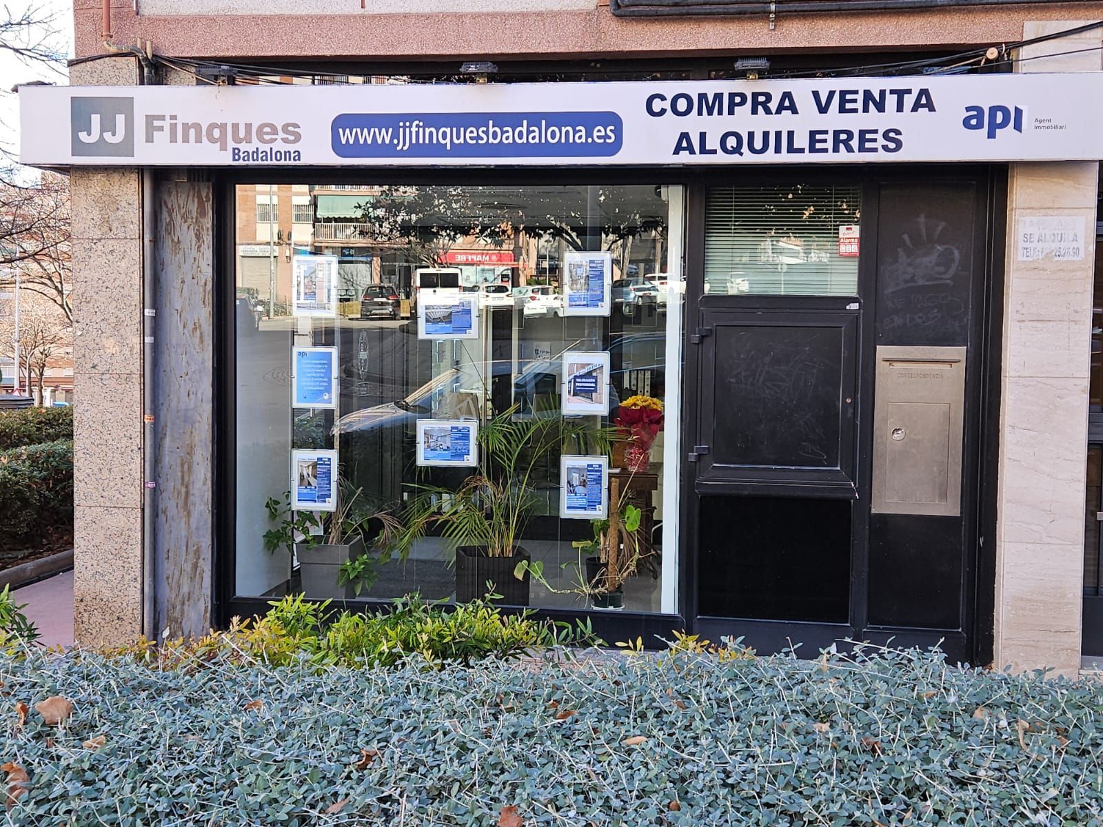 A building with a sign that says compra venta alquileres