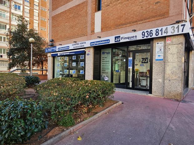 Un edificio con un cartel que dice 936 814 317