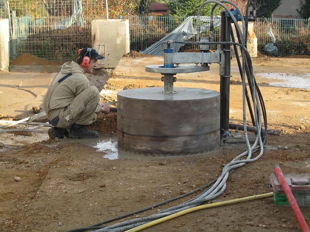 Ein Mann mit Kopfhörern arbeitet an einer Maschine