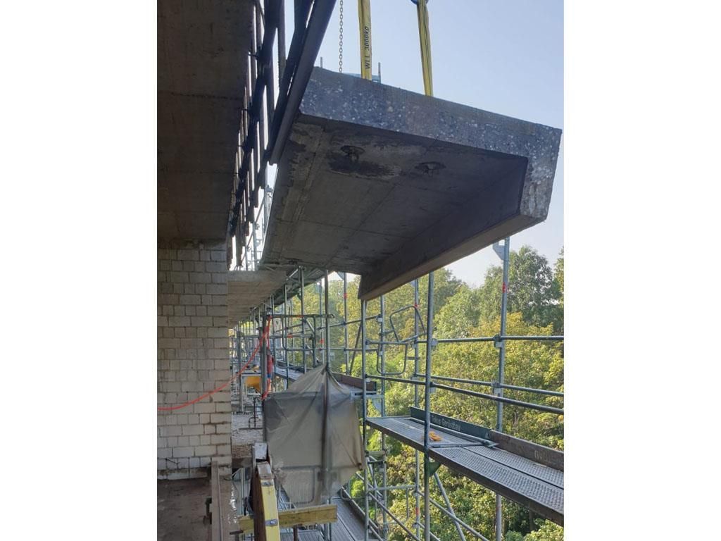 Auf einem Gebäude wird ein Balkon gebaut