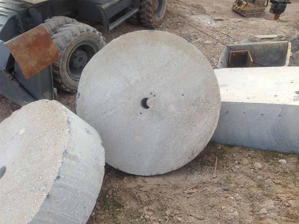 Ein Betonrad mit einem Loch in der Mitte