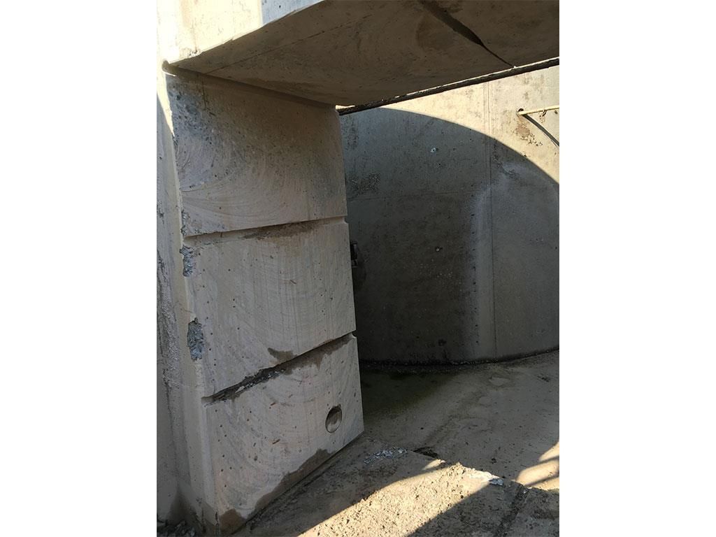 Ein Haufen Betonblöcke sind übereinander gestapelt