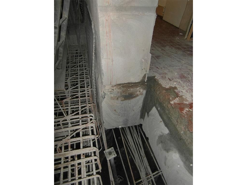 Ein sehr altes Gebäude, aus dem viele Kabel herauskommen