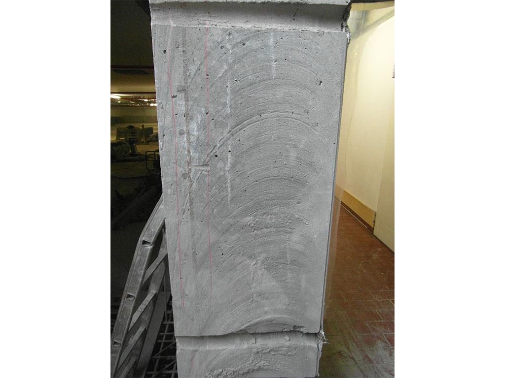 Eine Nahaufnahme einer Betonsäule in einem Gebäude