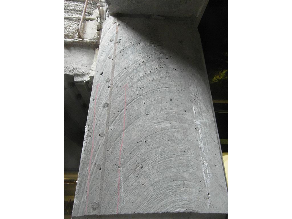 Eine Nahaufnahme eines Betonblocks mit einer roten Linie darauf.