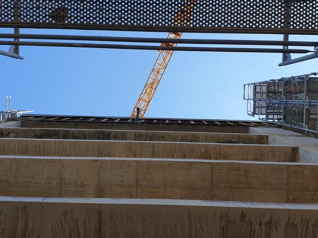 Eine Baustelle mit einem Kran im Hintergrund