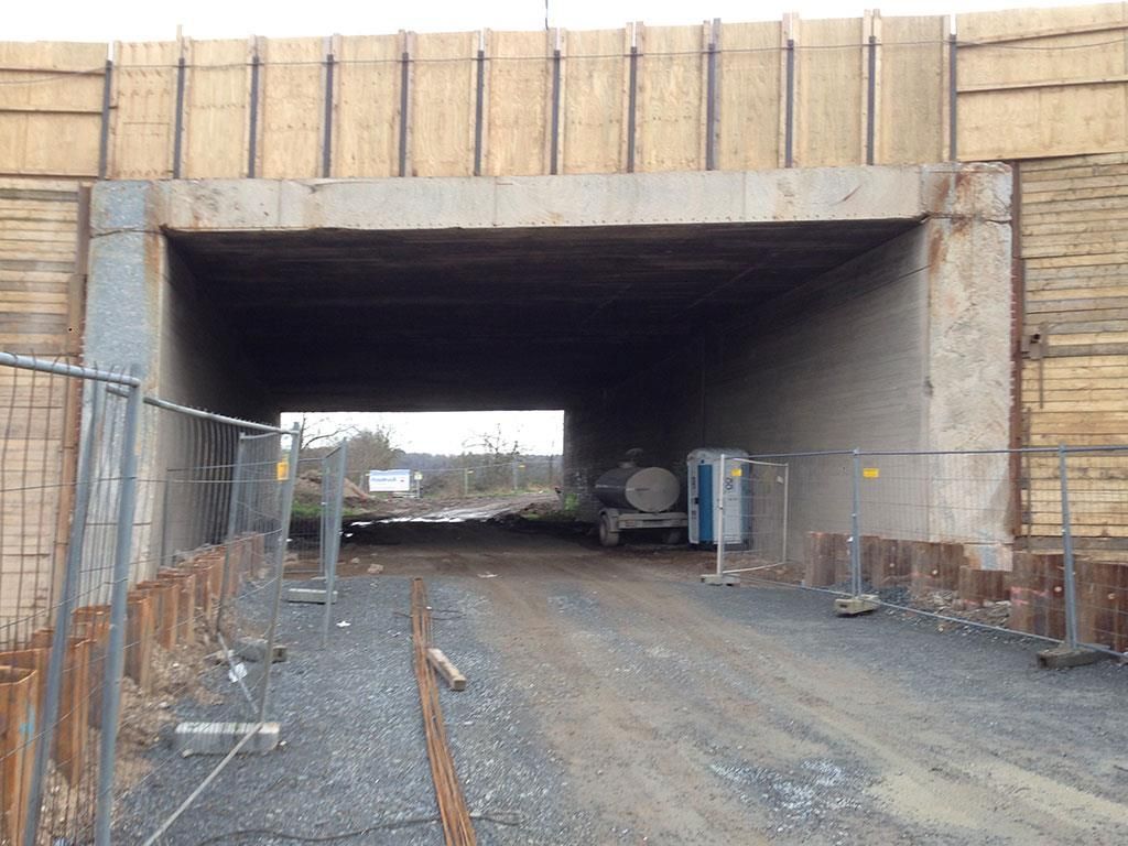 Ein Tunnel unter einer Brücke, die gebaut wird