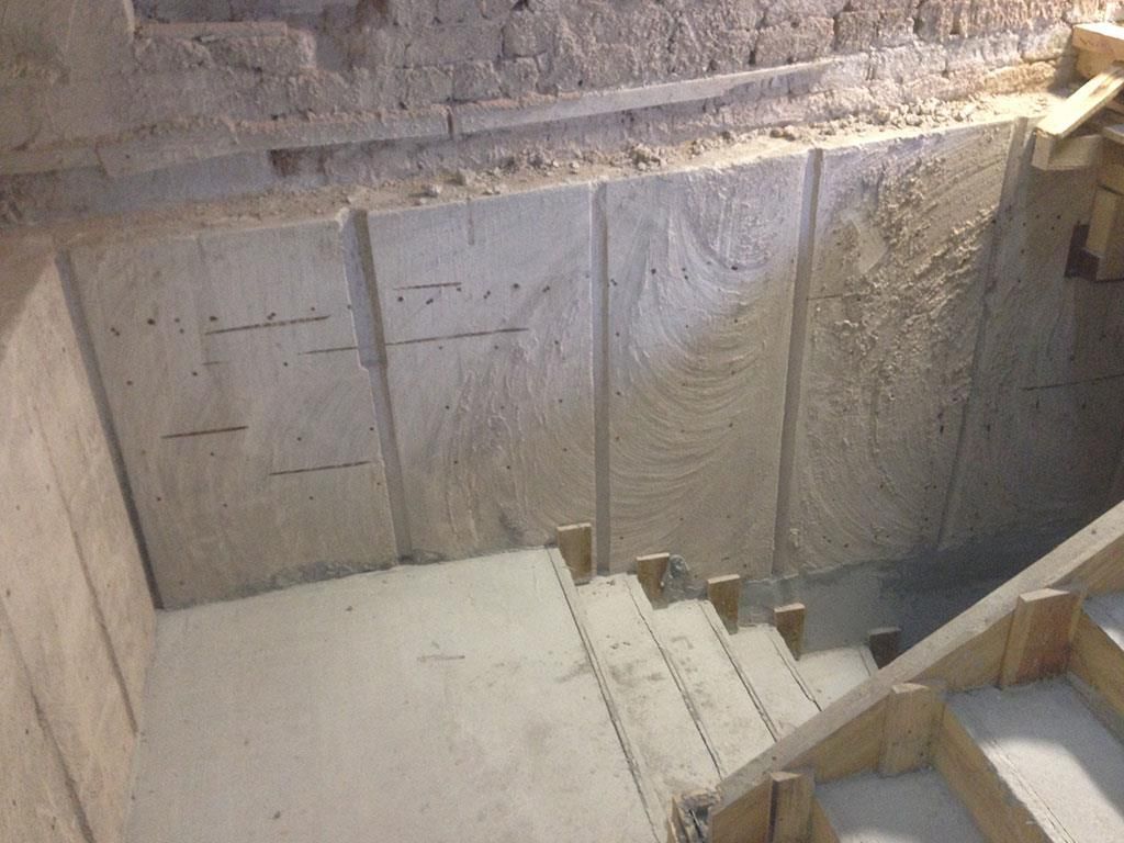 Eine Treppe, die in einem Keller gebaut wird