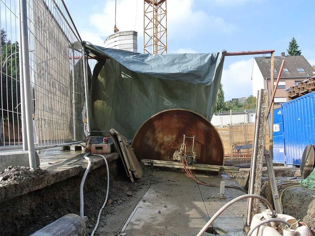 Eine grüne Plane bedeckt ein großes Loch im Boden