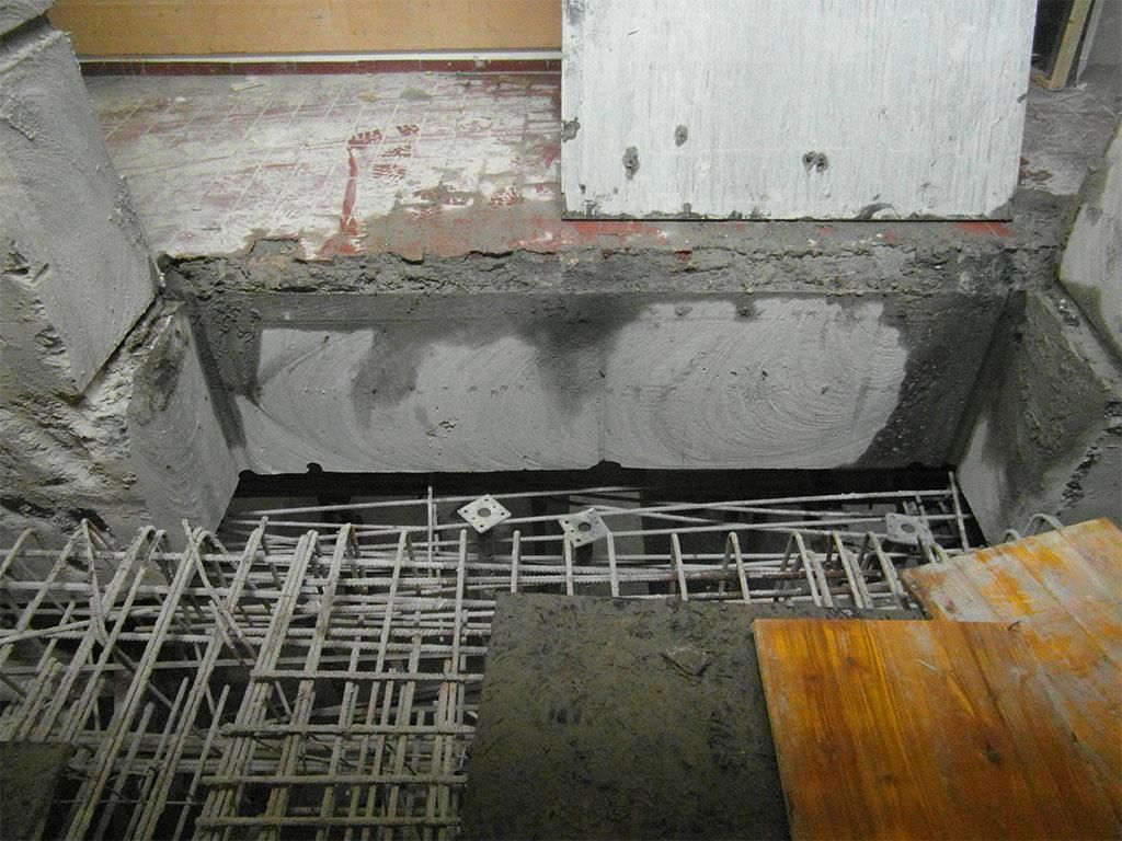 Ein Loch in einer Betonwand wird mit Beton gefüllt