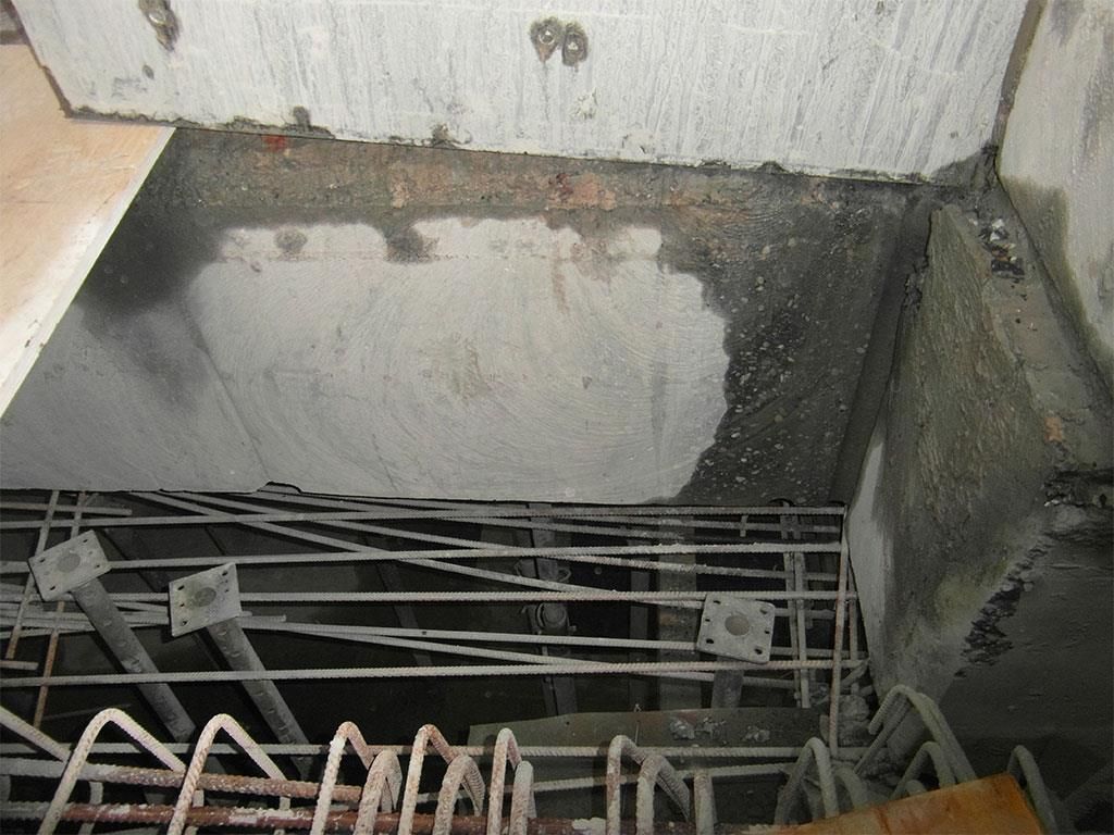 Ein Raum mit einer Decke, die ein paar Löcher hat