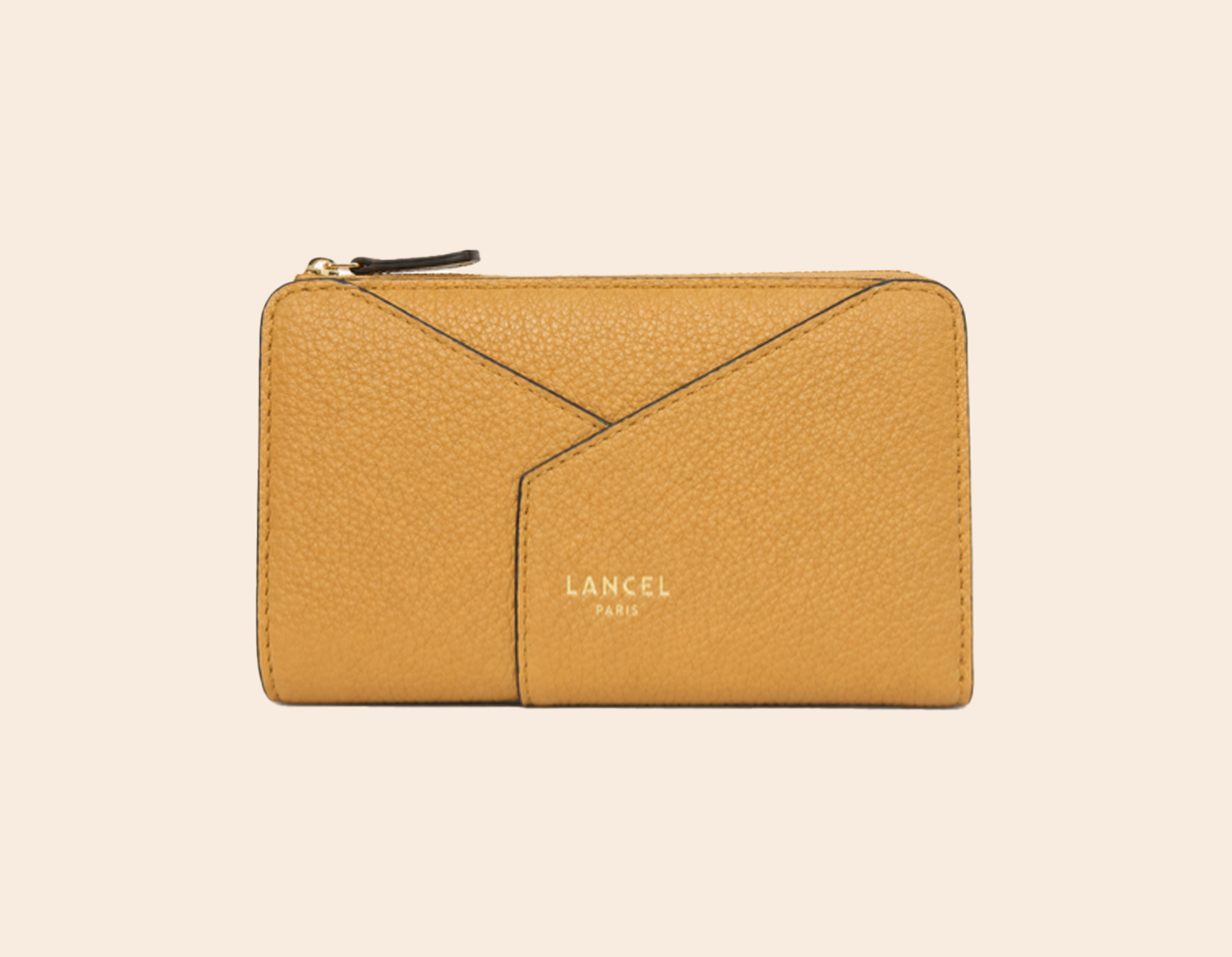 Portefeuille zippé en cuir jaune moutarde avec surpiqûres géométriques et logo Lancel sur fond beige