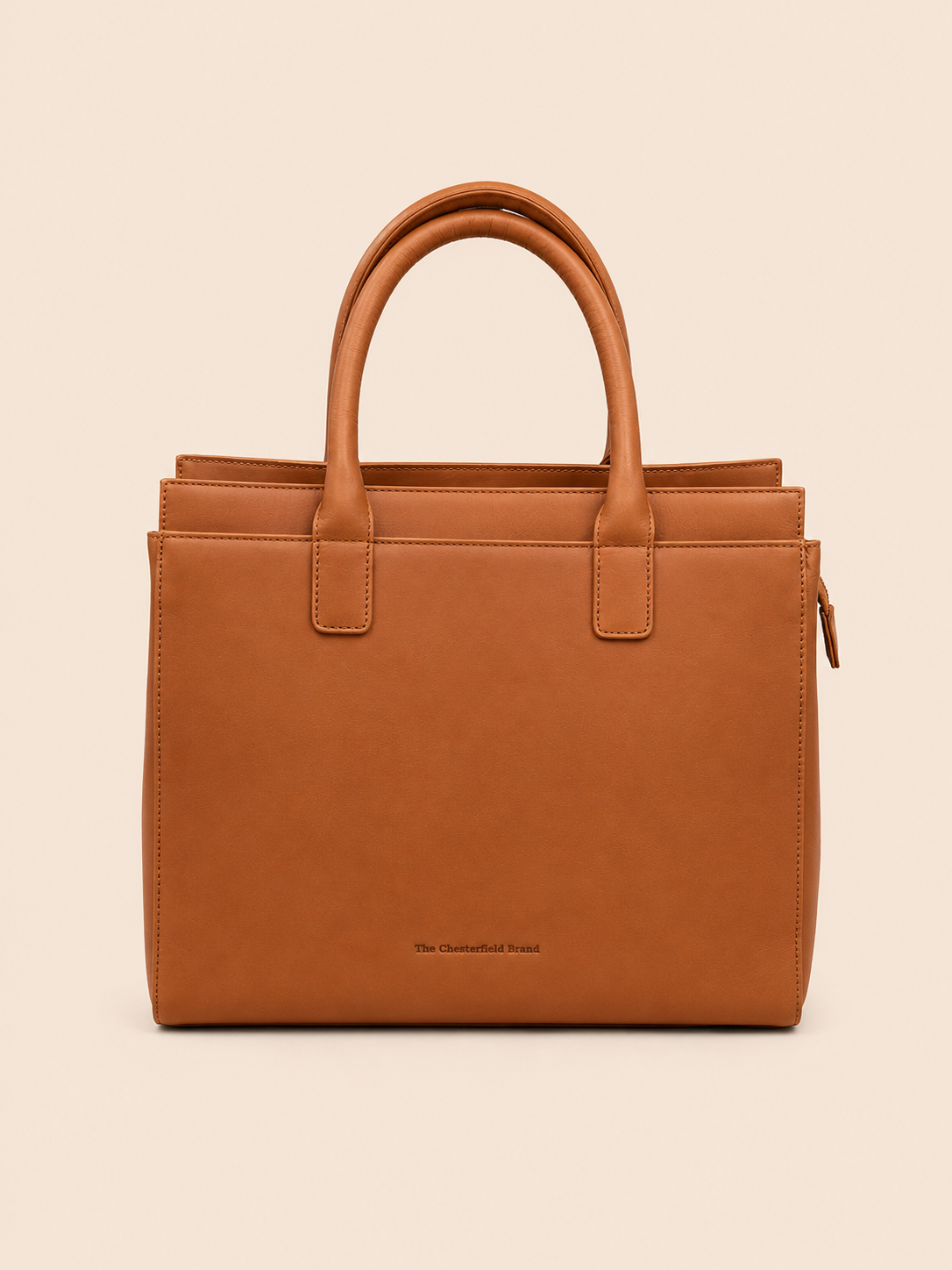 Sac cabas en cuir fauve avec anses arrondies sur fond beige