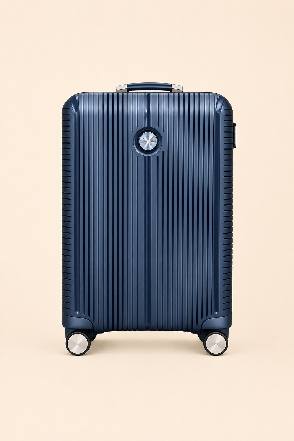 Valise rigide bleue posée sur un sol clair, sur un fond bleu et crème.
