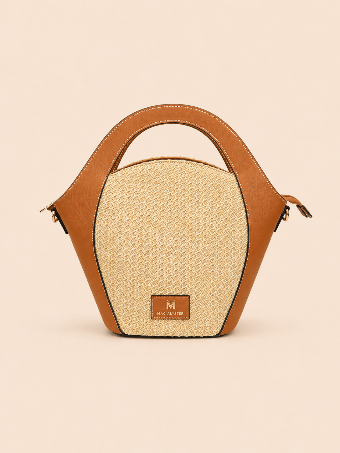Sac à main tissé beige et marron avec anse incurvée sur fond beige