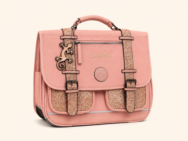 Sac à main rose structuré avec empiècements à paillettes, poignée supérieure et sangles à boucle sur fond clair
