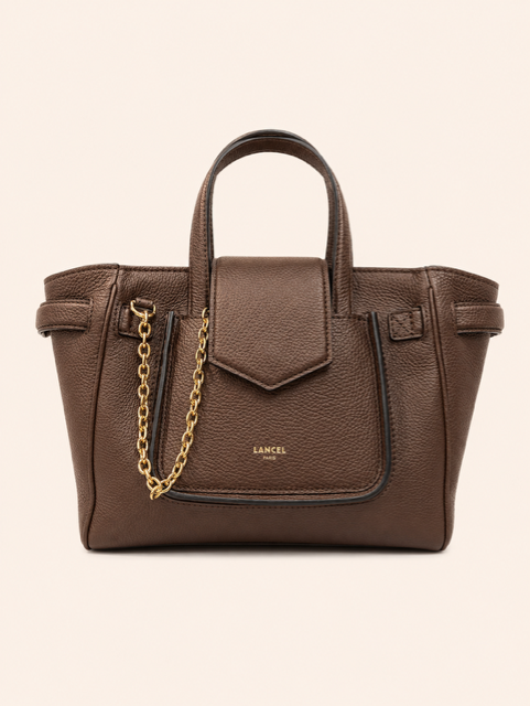 Sac à main en cuir marron avec détail de chaîne dorée et poignée supérieure sur fond clair