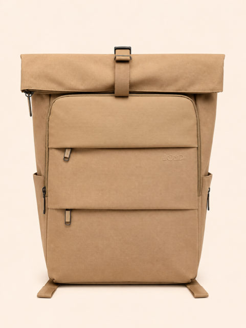 Sac à dos beige en toile beige avec fermeture à enroulement et poches zippées sur le devant, présenté sur fond uni