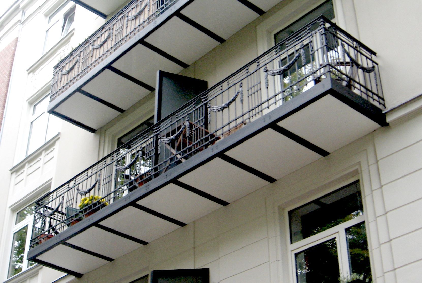 ein Balkon an der Seite eines Gebäudes