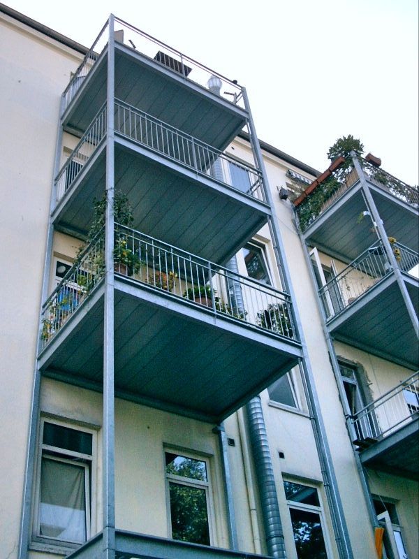 ein Gebäude mit vielen Balkonen und Fenstern
