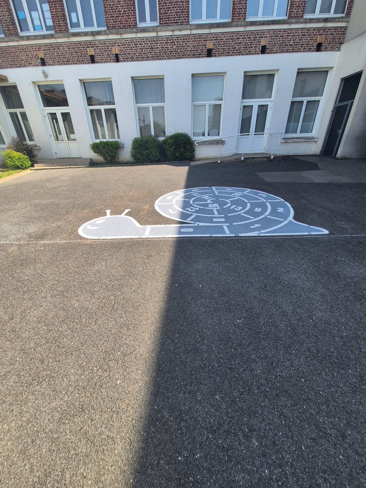 Marquage en forme d'escargot dans une cour d'école