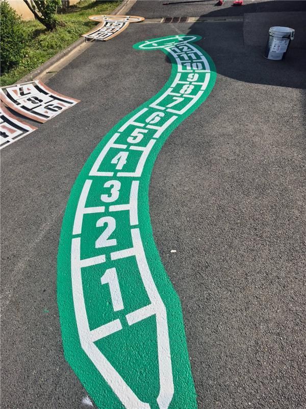 Jeu dans une cour d'école