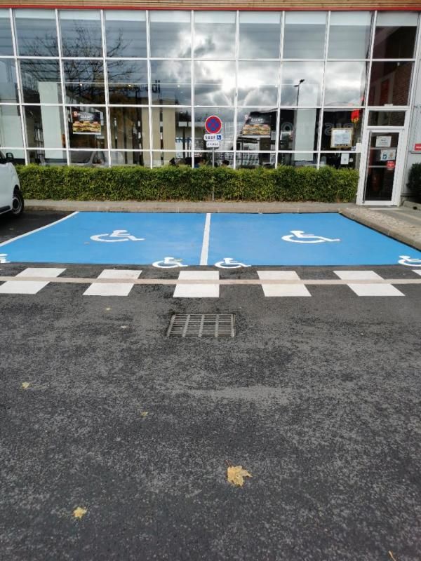 Place de parking handicapé