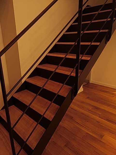 Des escaliers en bois et métal