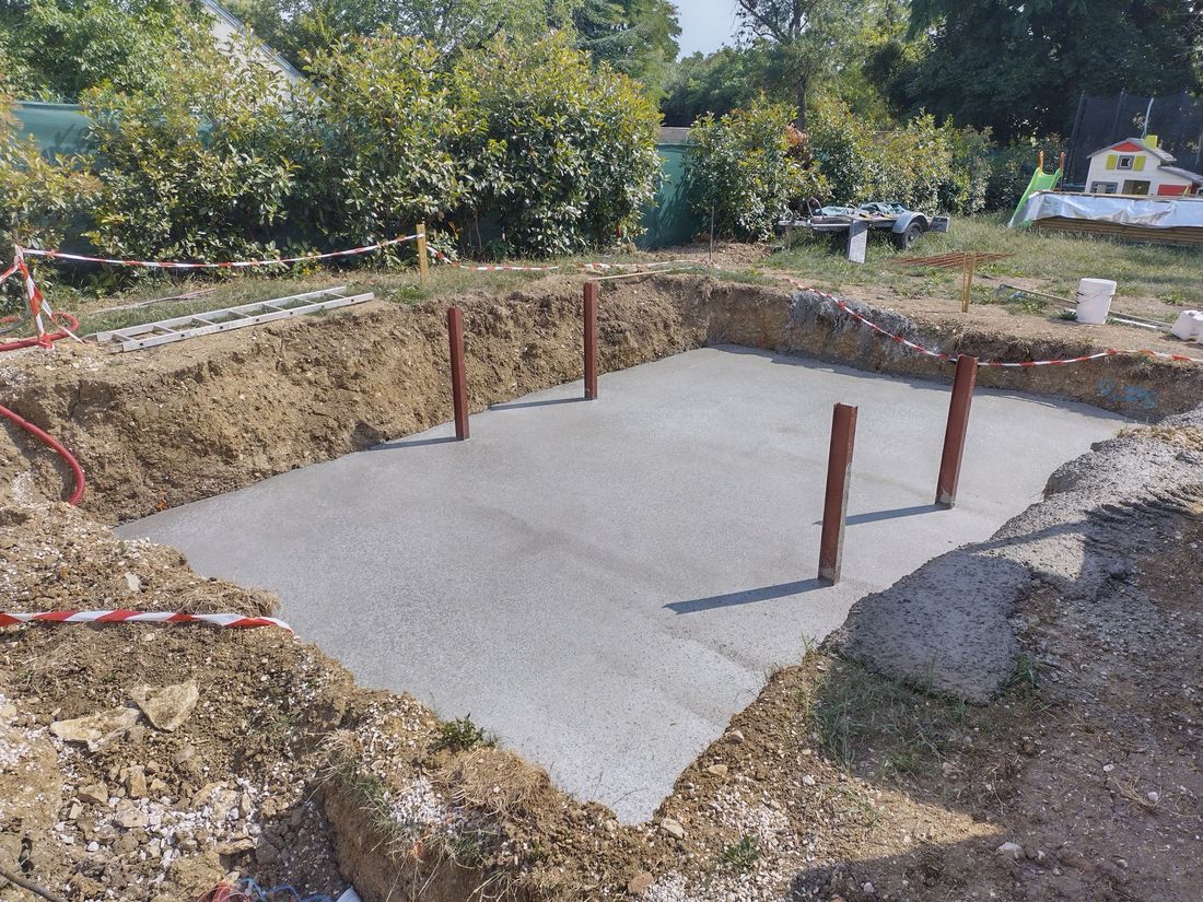 Création d'une dalle en béton pour piscine semi-enterrée.