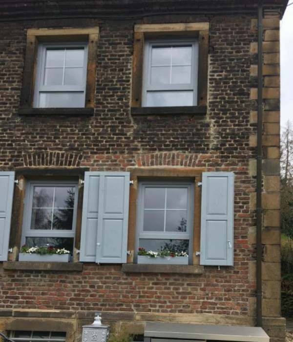 Hausfassade mit Fensterläden