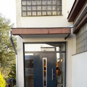 Person arbeitet von innen an einem Fenster