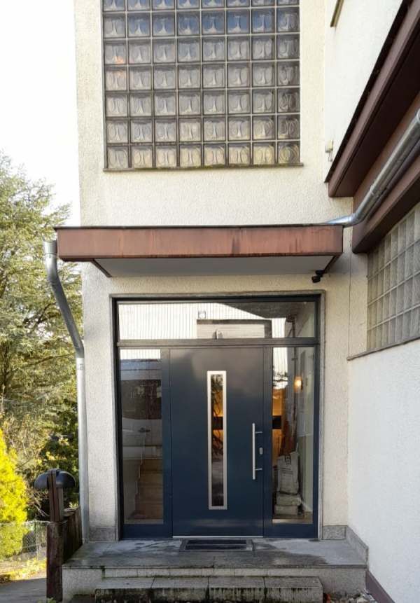 Haustür mit Glaselementen