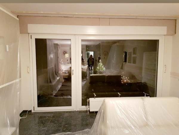 Tür und Fenster zum Balkon